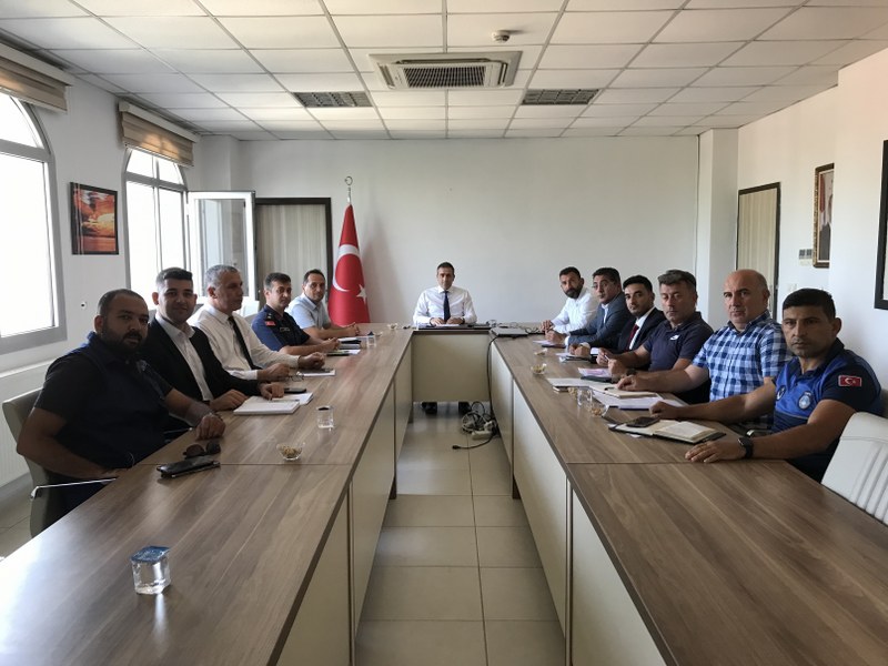 KAYMAKAM İLYAS MEMİŞ BAŞKANLIĞINDA ÜNİVERSİTELERDE GÜVENLİK TEDBİRLERİ DEĞERLENDİRME TOPLANTISI YAPILDI