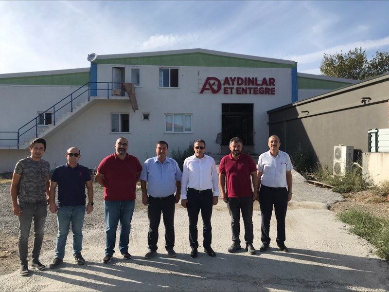 KAYMAKAM İLYAS MEMİŞ İLÇEMİZDEKİ YUMURTA VE ET ÜTETİM TESİSLERİNİ ZİYARET ETTİ