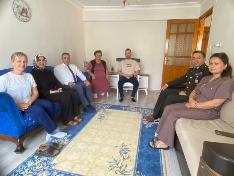 KAYMAKAMIMIZ İLYAS MEMİŞ BAYRAMDA ŞEHİT AİLELERİNE ZİYARETTE BULUNDU