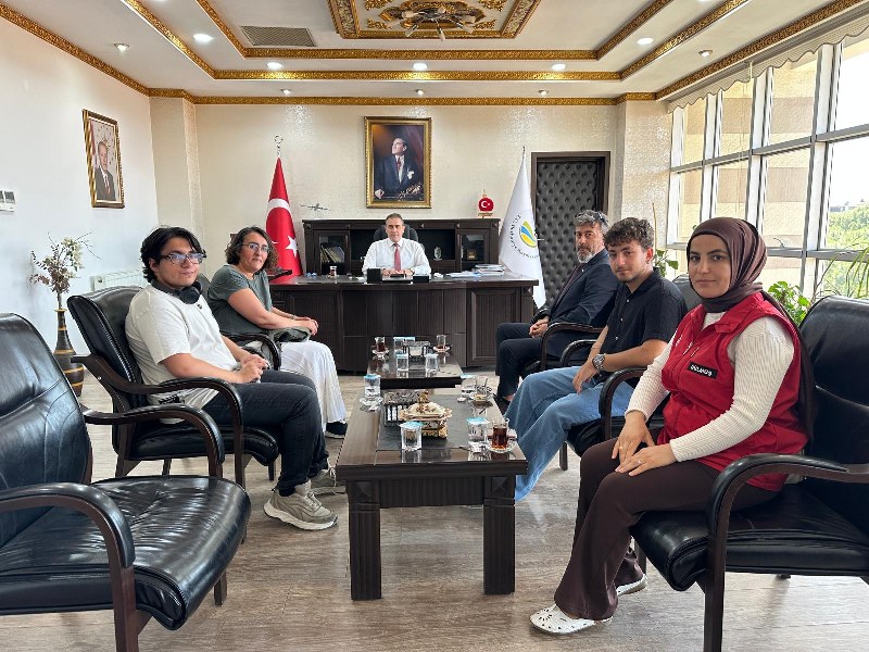 KAYMAKAM İLYAS MEMİŞ TÜRKİYE MÜNAZARA LİGİ YARIŞMALARINDA DERECEYE GİREN ÖĞRENCİLERİ MAKAMINDA KABUL EDEREK ÖDÜLLENDİRDİ