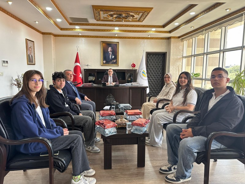 KAYMAKAM İLYAS MEMİŞ “GENÇBİZZ” TÜRKİYE FİNALLERİNDE DERECEYE GİREN ÖĞRENCİLERİ MAKAMINDA KABUL EDEREK ÖDÜLLENDİRDİ